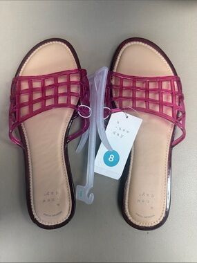 A New Day Harbor Jelly sandals Berry size 8
Bin 9